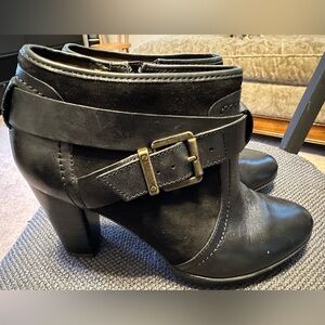 Clarks black leather/suede heeled bootie
